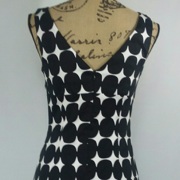 Black and white v-neck geometric pattern dress - Picture 5 of 8
